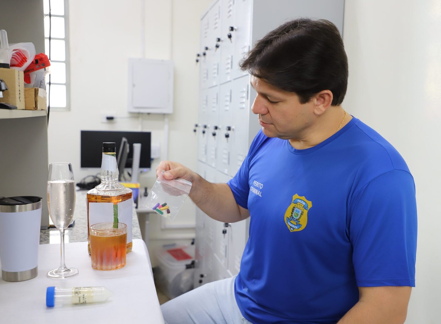 Atenção redobrada com bebidas, principalmente em ambientes festivos, é fundamental para a prevenção.