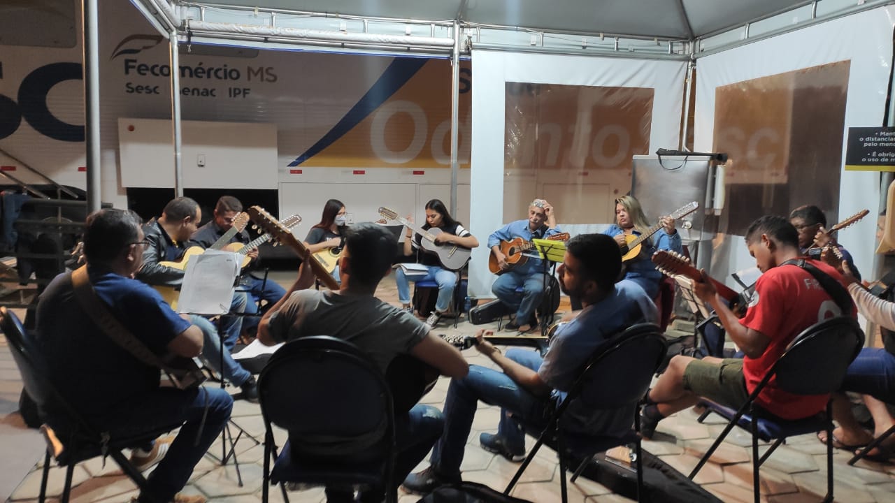 Projeto oferece aulas para iniciantes, jovens e orquestra, sem exigir instrumento próprio.