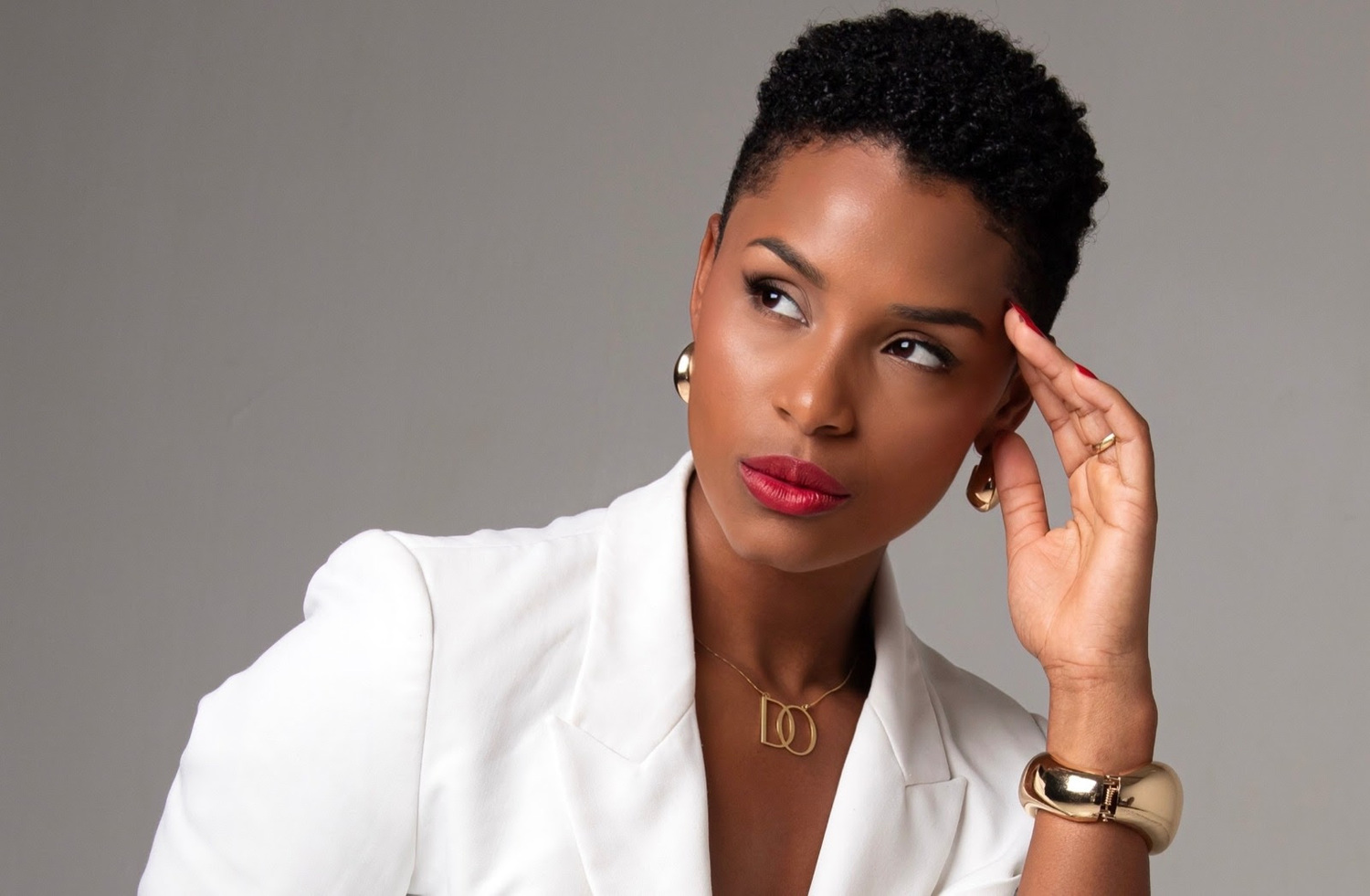 A comunicadora Pollyana Félix estará no palco do Delas Day 2026.