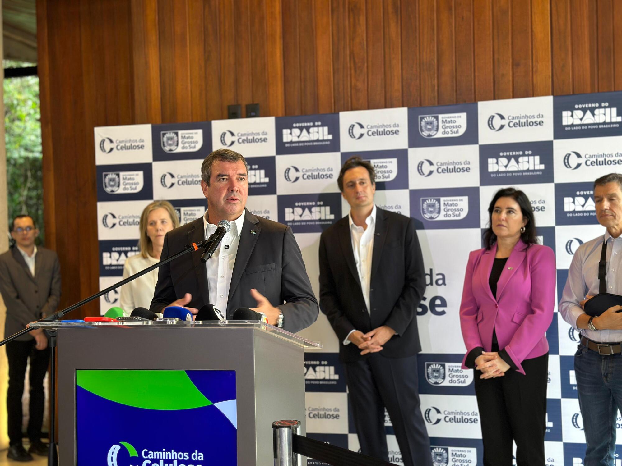 Governador Eduardo Riedel, ministra Simone Tebet e representantes do Consórcio Caminhos da Celulose durante apresentação técnica da Rota da Celulose