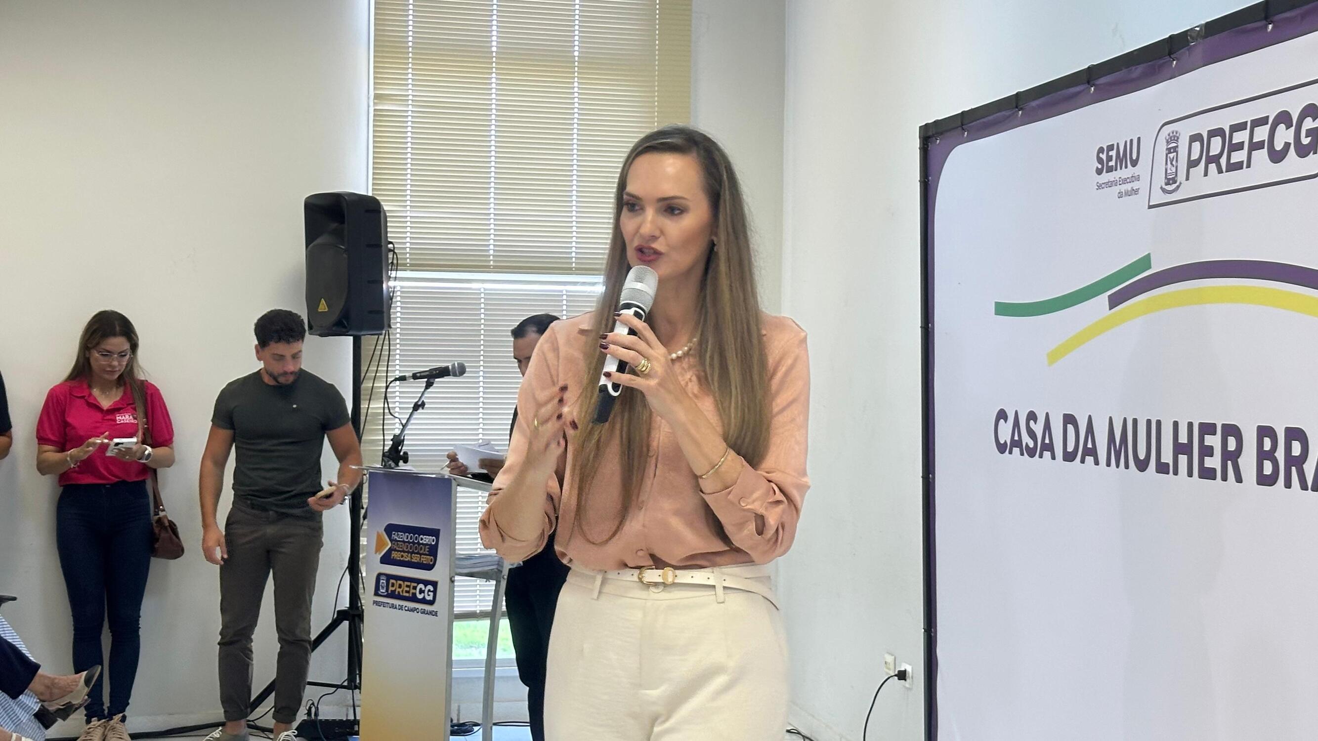Angélica Fontanari destaca o papel da Casa da Mulher Brasileira na redução dos feminicídios em Campo Grande.