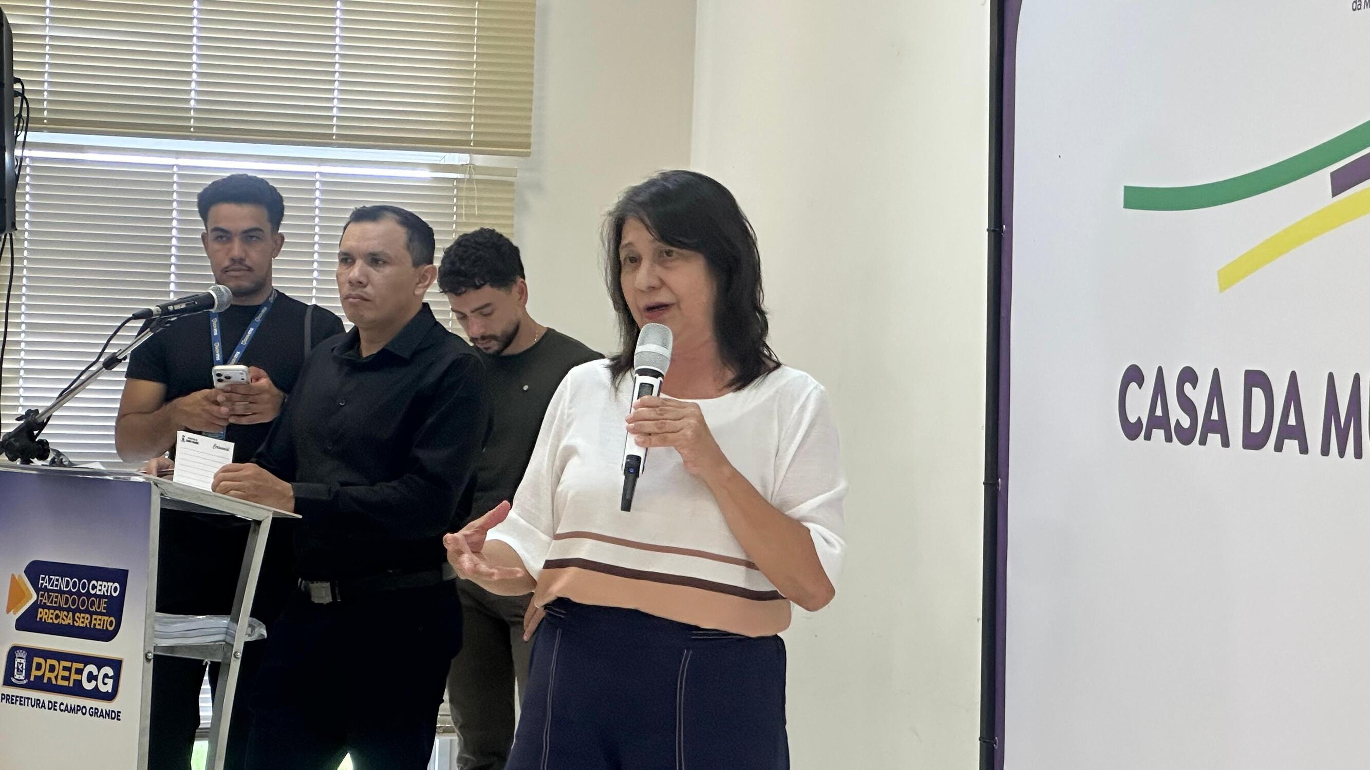 Vereadora Luiza Ribeiro defende o fortalecimento das políticas de gênero e critica a naturalização da violência contra a mulher.