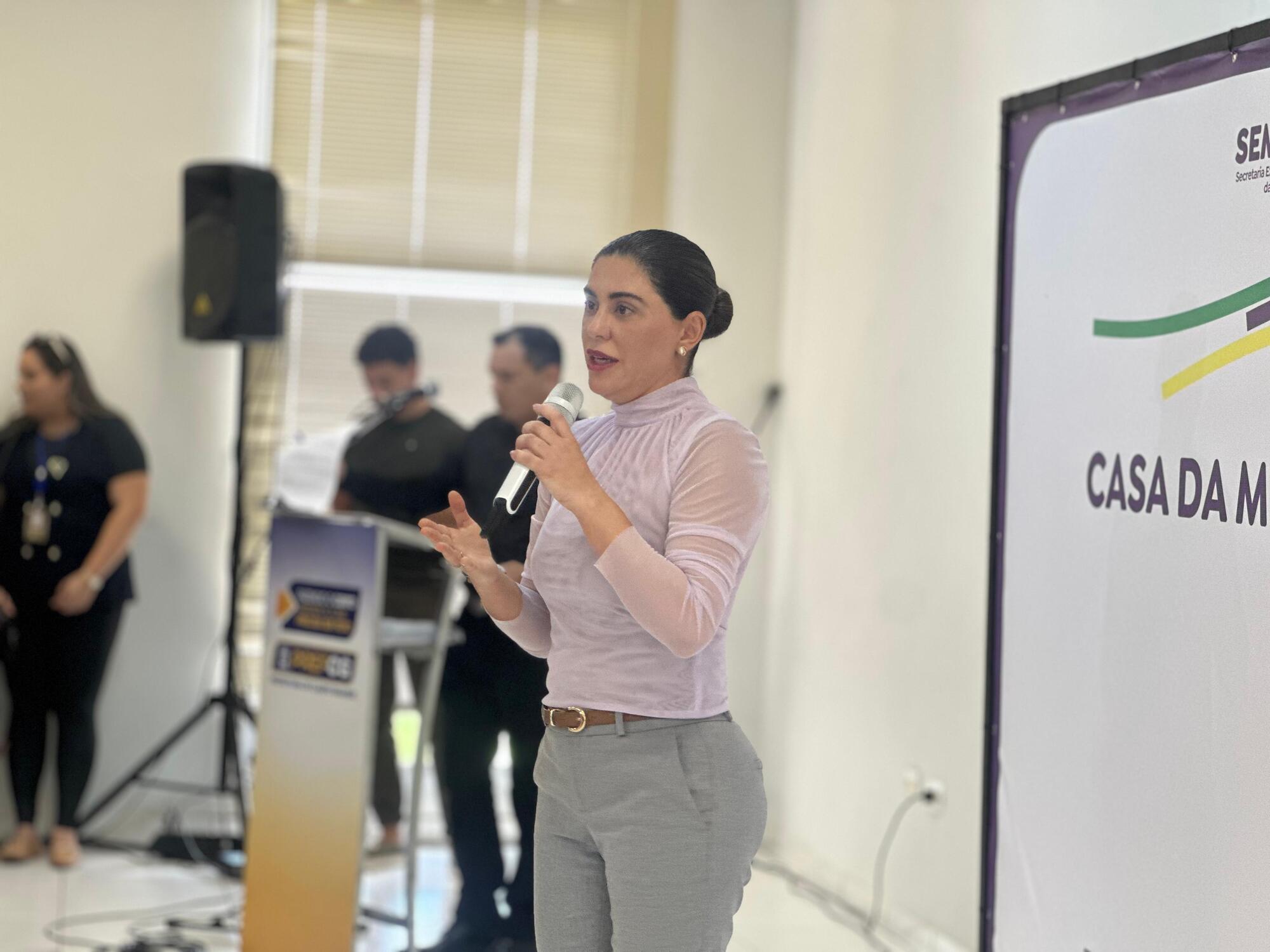 Viviane Luiza apresenta os números da Casa da Mulher Brasileira e reforça a importância da política pública para as mulheres.