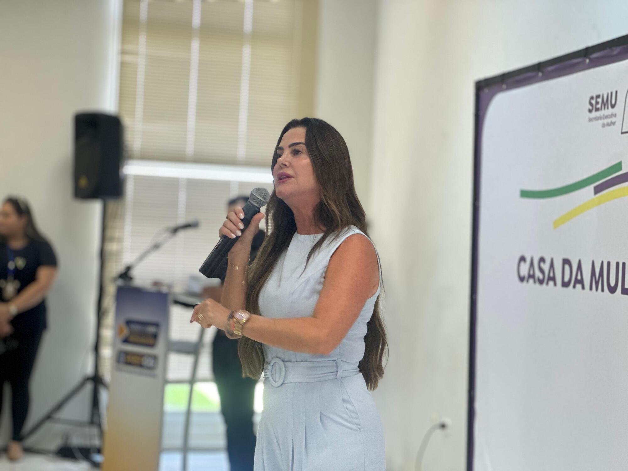 Deputada Mara Caseiro destaca o papel da educação e da legislação no combate à violência contra as mulheres.