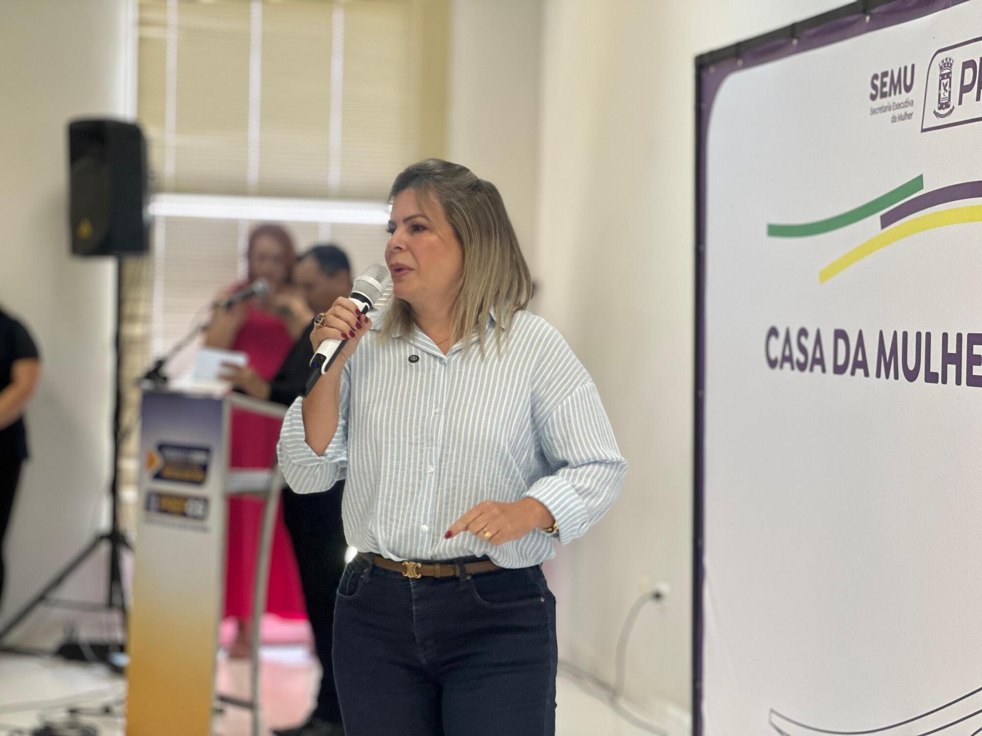 Vice-prefeita Camila Nascimento reafirma o compromisso da gestão municipal com a proteção e o acolhimento das mulheres.