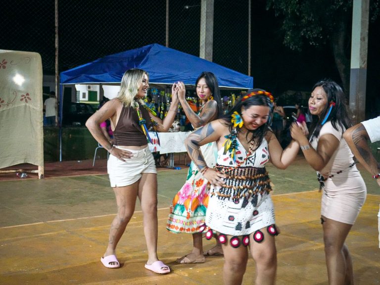 À esquerda, de blusa marrom, Nadiely dança em um dos momentos de celebração da assembleia.