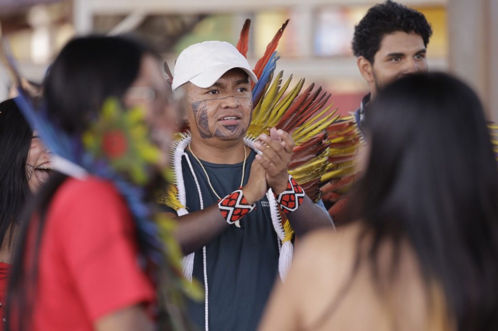 Coordenador da Juventude Terena, Jean Carlos explica que espaço discute políticas públicas para povos de todas as etnias de MS. (Foto: Heideger Nascimento)