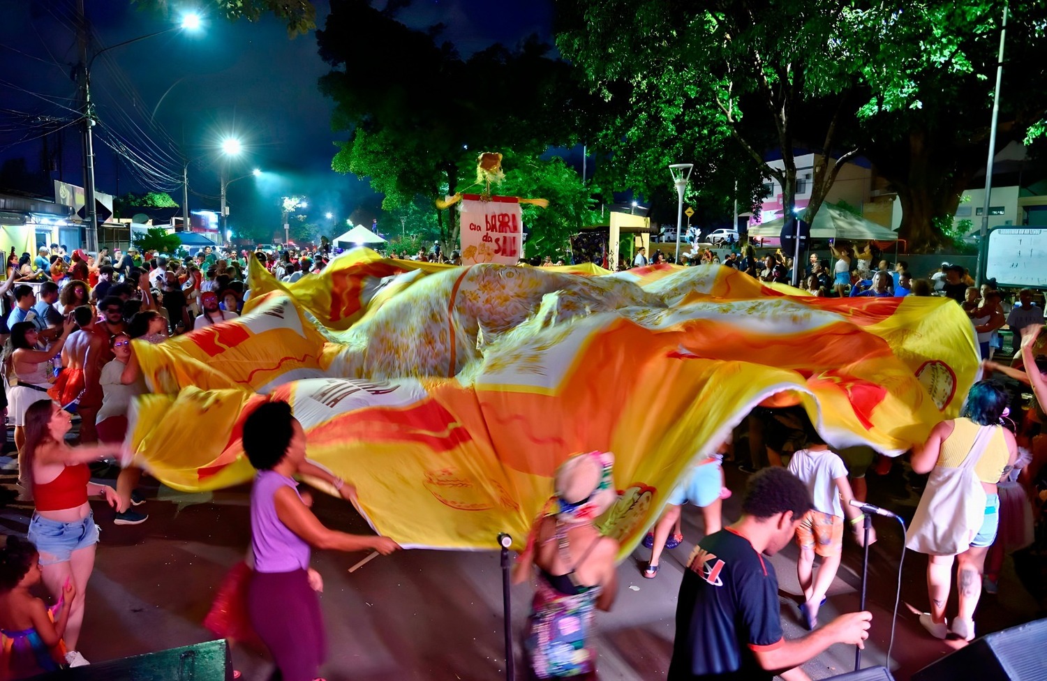 Bloco Barra da Saia faz carnaval inclusivo na Orla Morena, com orquestra, espaço para mães, acessibilidade e carnaval pet (Foto: Cia Barra da Saia / Janete Marolli / Ana Karolinna Rodrigues)