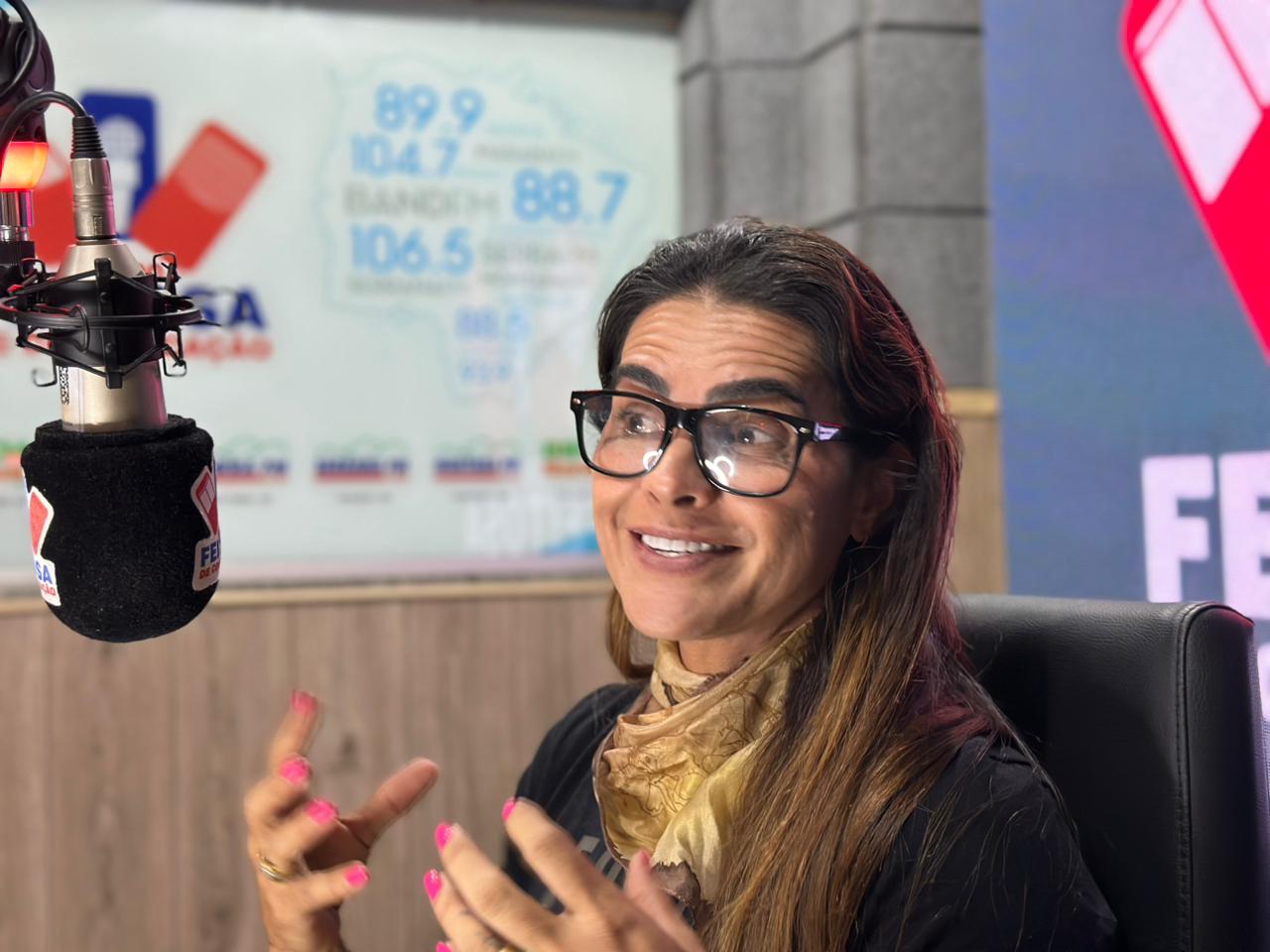 Em entrevista no estúdio, a secretária Josy Madruga destaca a estrutura de segurança e a programação do carnaval de Rio Verde de Mato Grosso