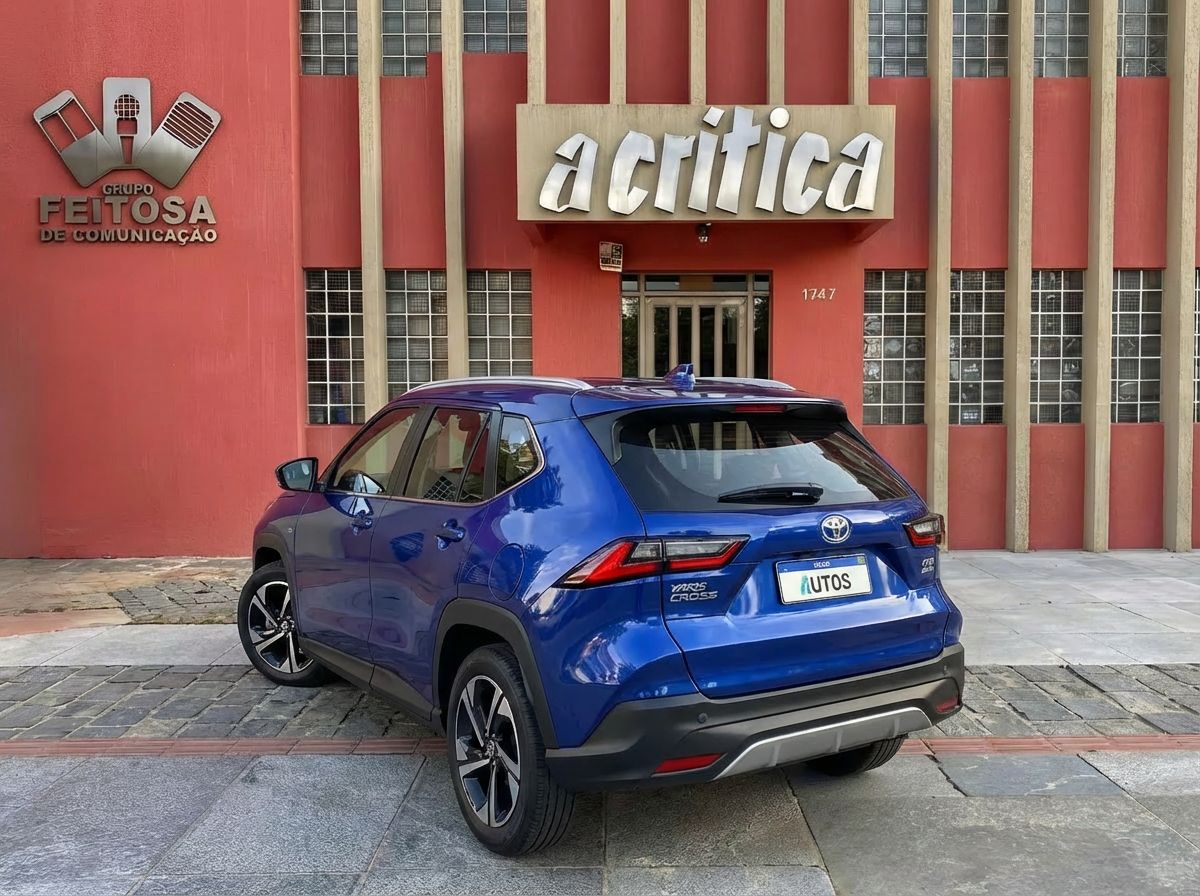 Toyota Yaris Cross 2026 exibe novo desenho traseiro em frente à sede do Grupo Feitosa de Comunicação.