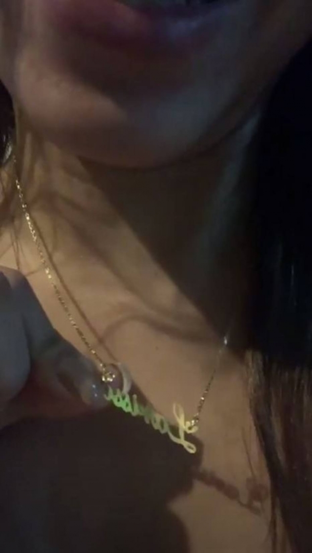A cantora Anitta recebeu, de amigo secreto, uma gargantilha com o verdadeiro nome dela. Foto: Instagram/@anitta