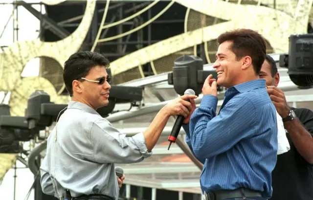 Zezé Di Camargo e Leonardo durante ensaio para o programa 'Amigos' em 1998