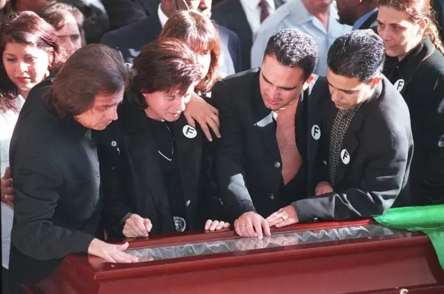 Chitãozinho, Xororó, Luciano e Zezé Di Camargo se despedem do amigo Leandro