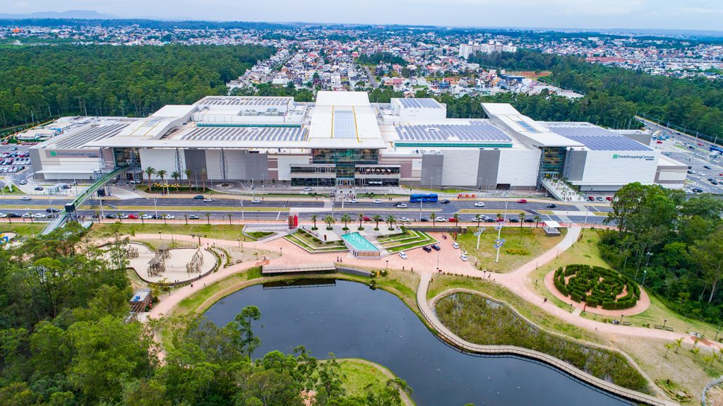 Painéis solares no Park Shopping Canoas geram economia de R$ 2 milhões por ano.