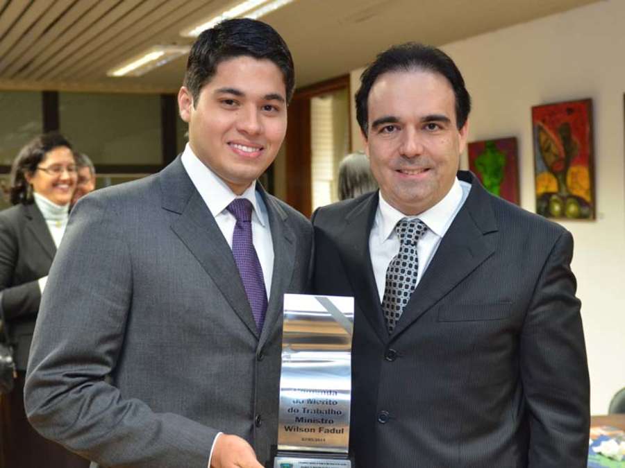 O empresário Enrico Feitosa, que recebeu a homenagem em 2011, com o deputado estadual Felipe Orro 