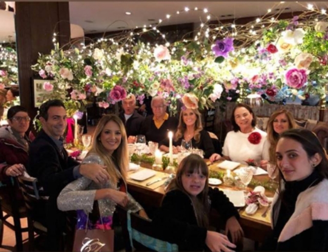 Casal reuniu a família em Campos do Jordão para celebrar um ano de casamento. 