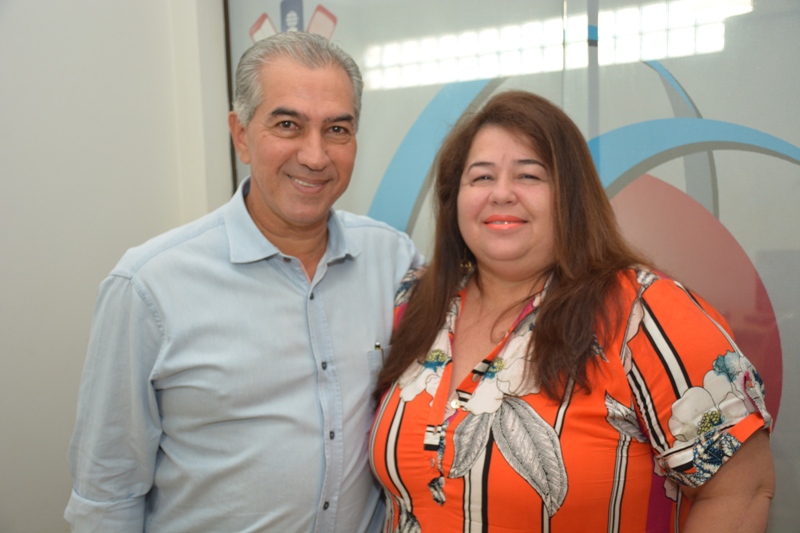 Governador do MS, Reinaldo Azambuja, e a gerente da Rádio Marabá FM, Maria Helena Oliveira Correa
