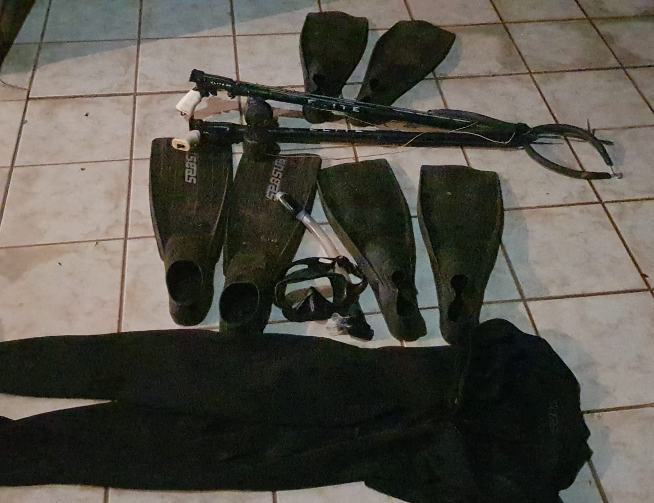 Com um dos pescadores, foram apreendidos também equipamentos usados na pesca subaquática