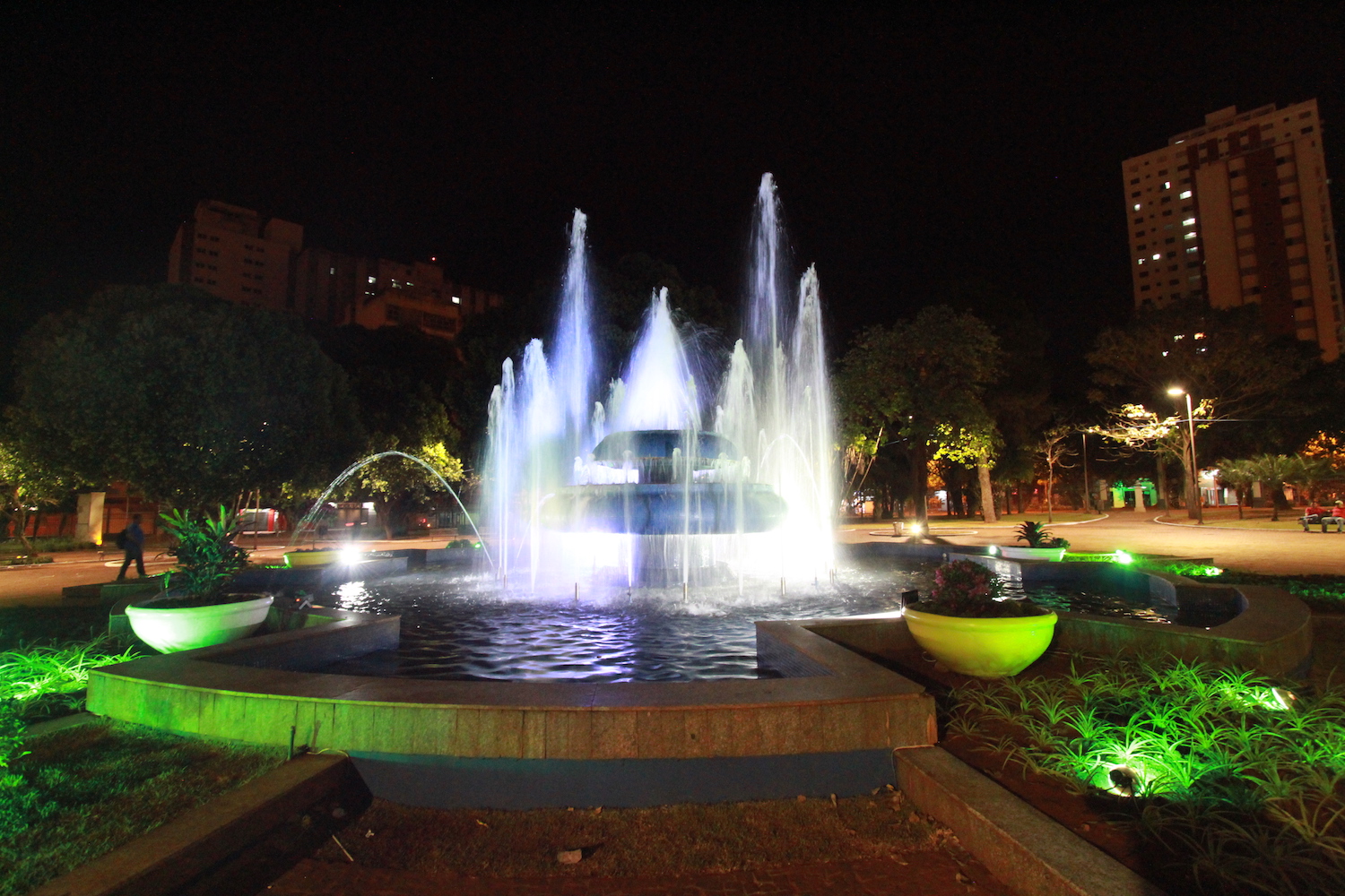 O chafariz da Praça Ary Coelho voltou a funcionar no centro de Campo Grande. 