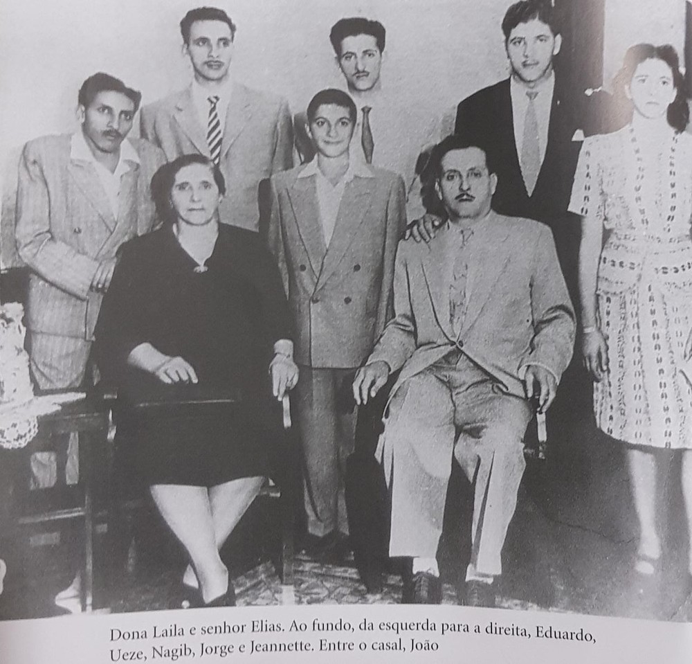 Sentados, dona Laila e seu Elias, e em pé, ao fundo, da esquerda para a direita, Eduardo, Ueze, Nagib, Jorge e Jeannette e, entre o casal, João — Foto: Arquivo