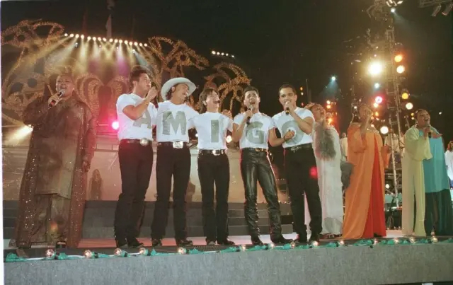 Amigos' sem Leandro cantam 'Ave Maria' ao lado do Fat Family em 1998.