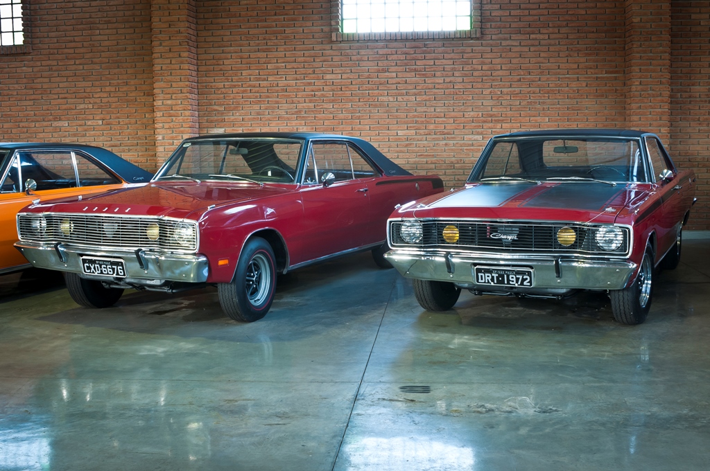 Dois Dodge Charger R/T: 1971 e 1972