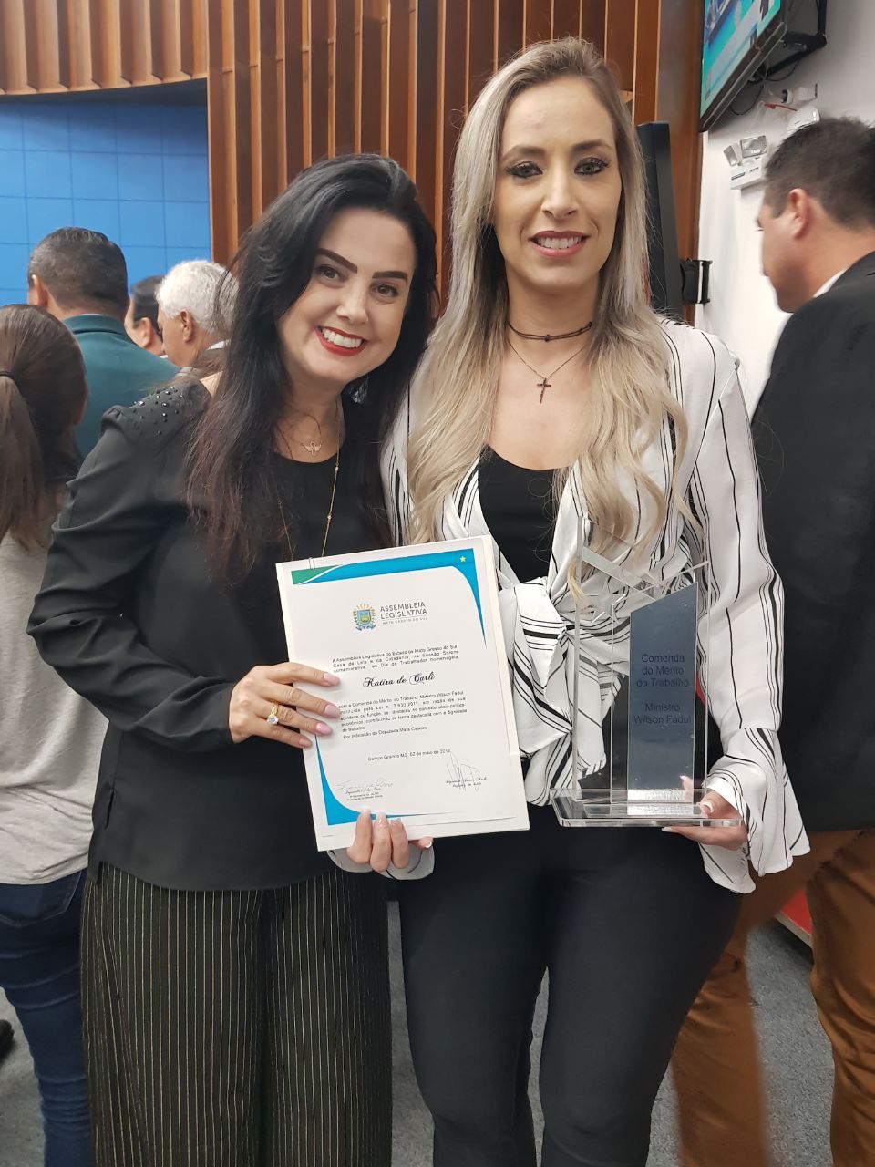 A deputada Mara Caseiro (PSDB) entregou a Comenda do Mérito do Trabalho Ministro Wilson Fadul à empresária Katira de Carli, proprietária da Grão e Grão.