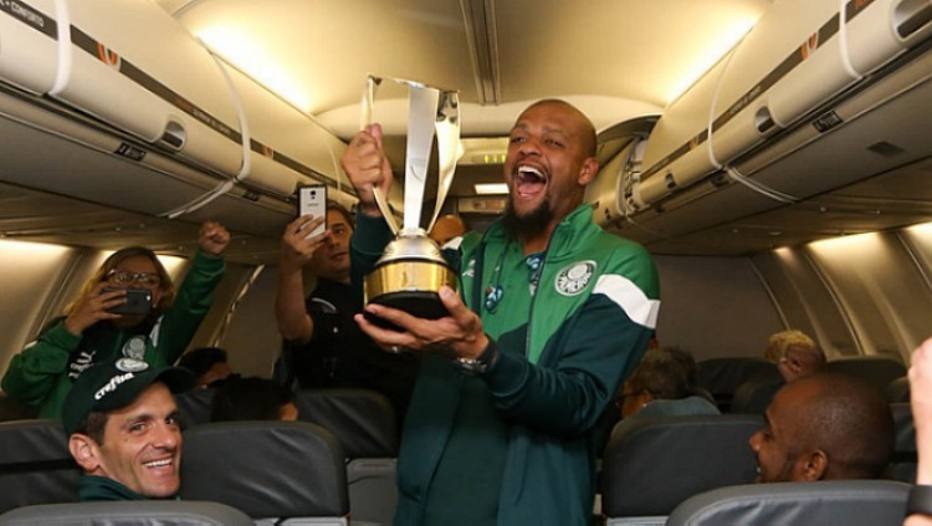 Felipe Melo ergue o troféu da Flórida Cup, em janeiro de 2020 