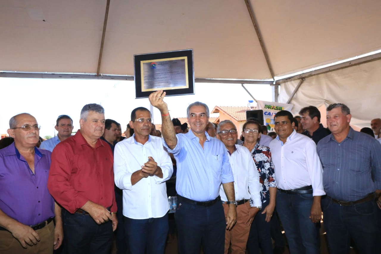 Governador segura o título aprovado por unanimidade pela Câmara Municipal.