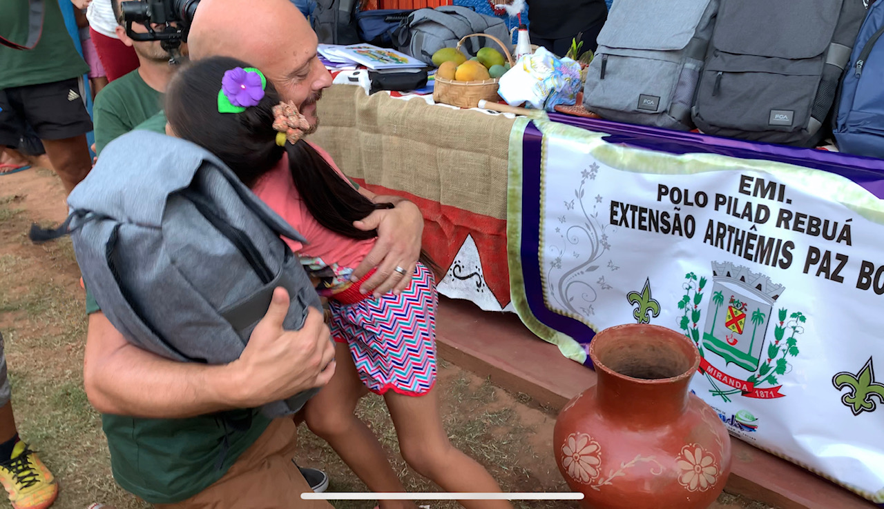O gerente de comunicação da FCA, Ricardo Dilser, representando o grupo, prestou um ato de solidariedade e entregou 490 kits escolares para os alunos da Escola Municipal Indígena polo Pilad Rebua, em Miranda (MS)