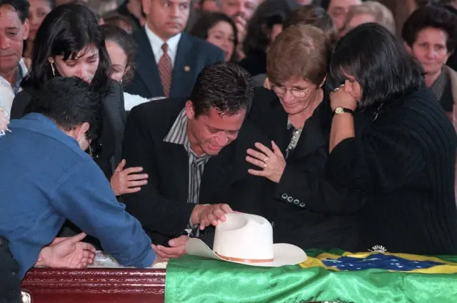 Leonardo no velório do irmão