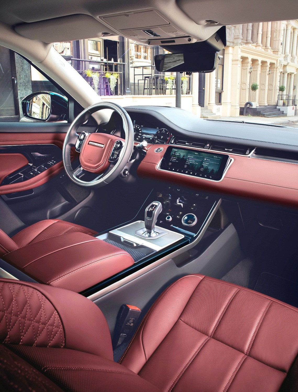 O novo Range Rover Evoque também traz uma central multimidia completamente nova e intuitiva