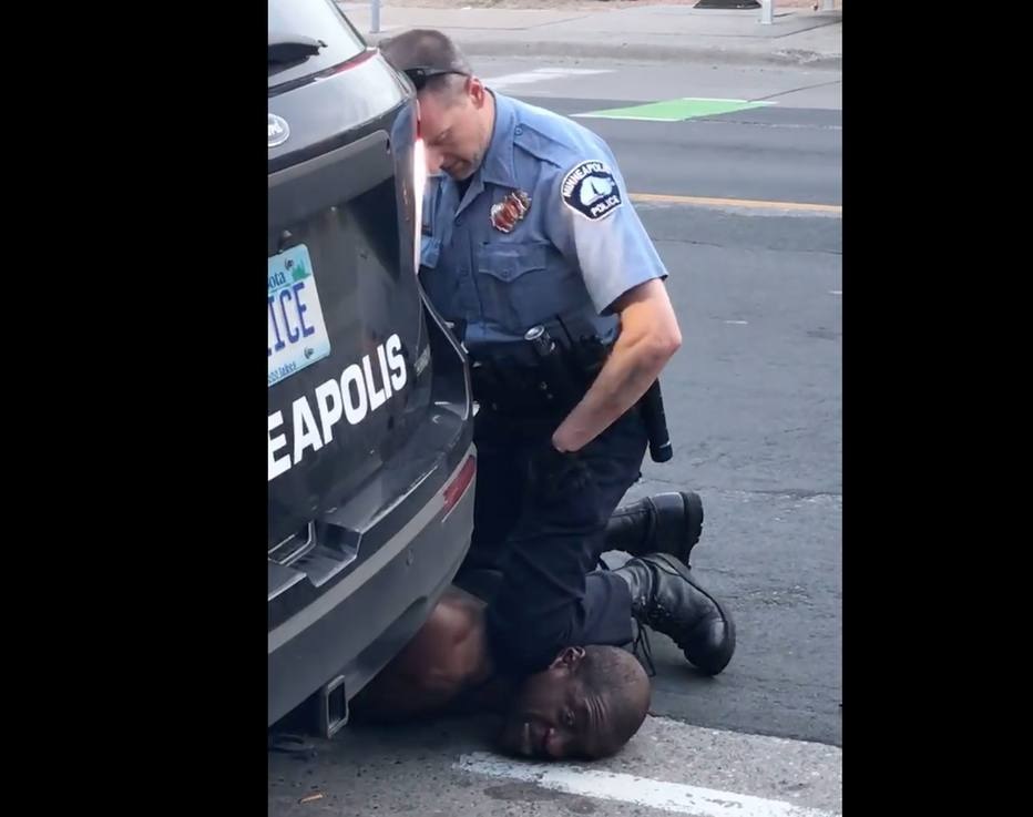 Imagem capturada pelo celular mostra momento em que o policial de Minneapolis Derek Chauvin mantém seu joelho sobre o pescoço de George Floyd, que morreu momentos depois  