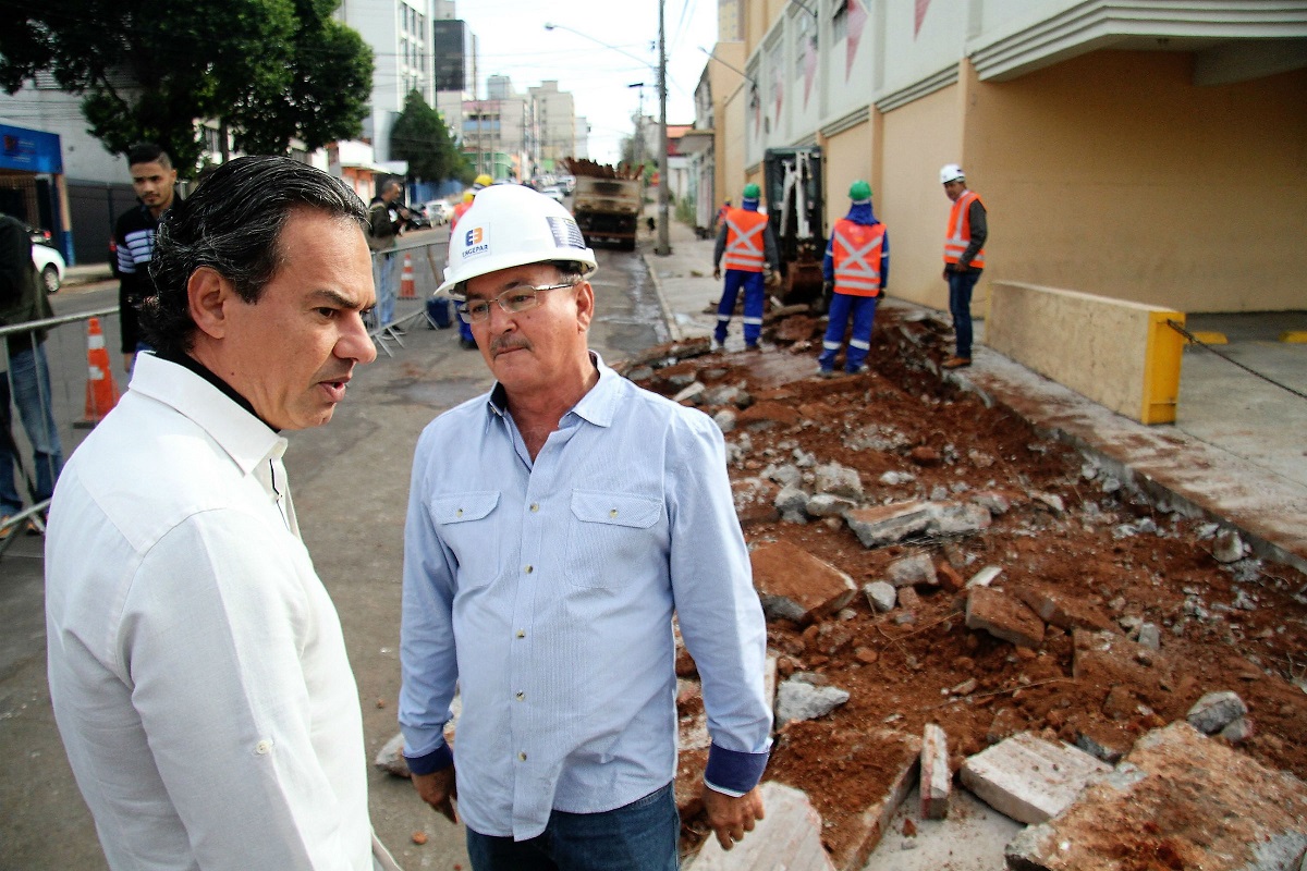 Prefeito Marquinhos Trad observa o início das obras / Foto: Marlon Ganassin