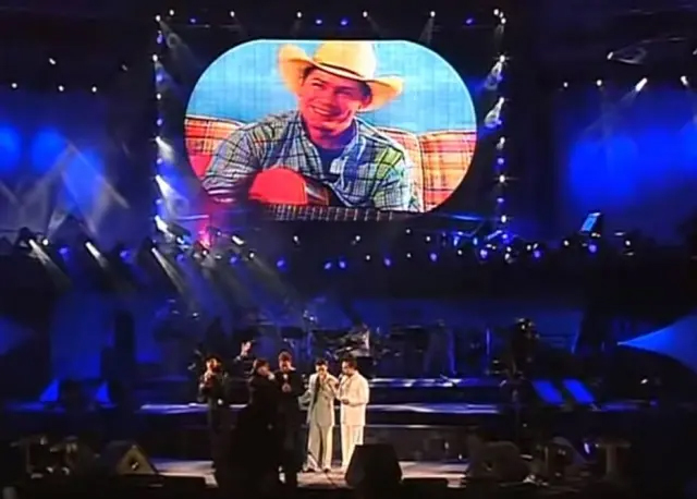 Telão homenageia Leandro enquanto os 'Amigos' consolam Leonardo