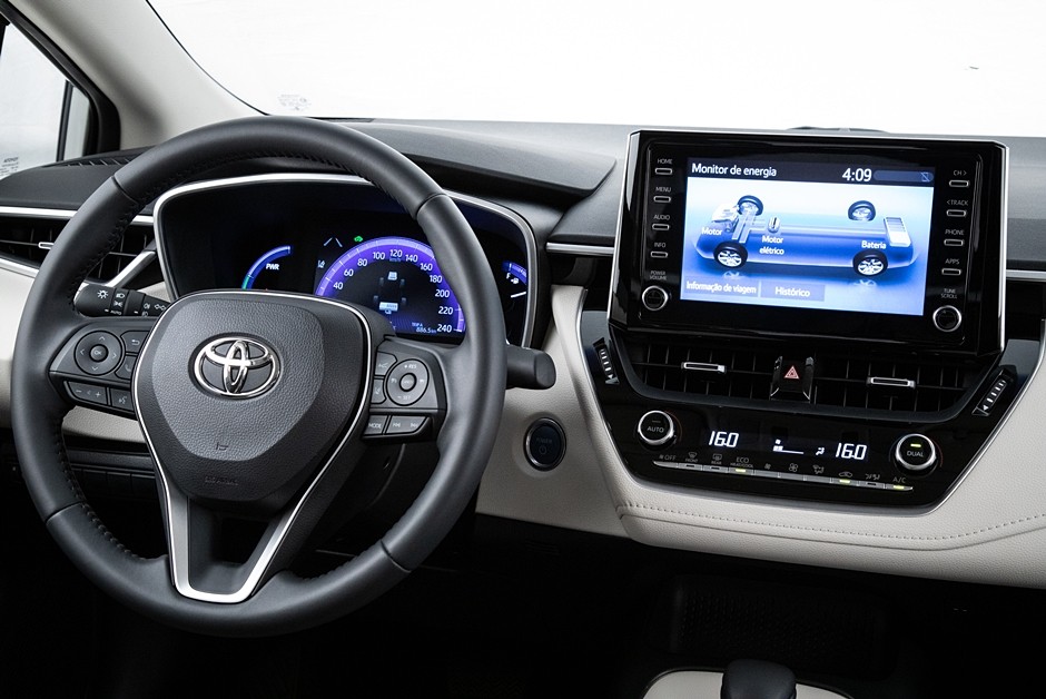 Novo interior do novo Corolla na versão híbrida